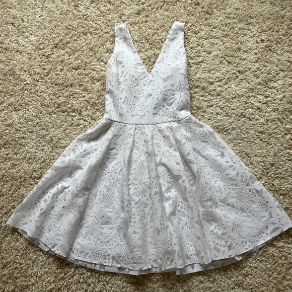 AQUA floral lace dress in white - Picture 3 of 3